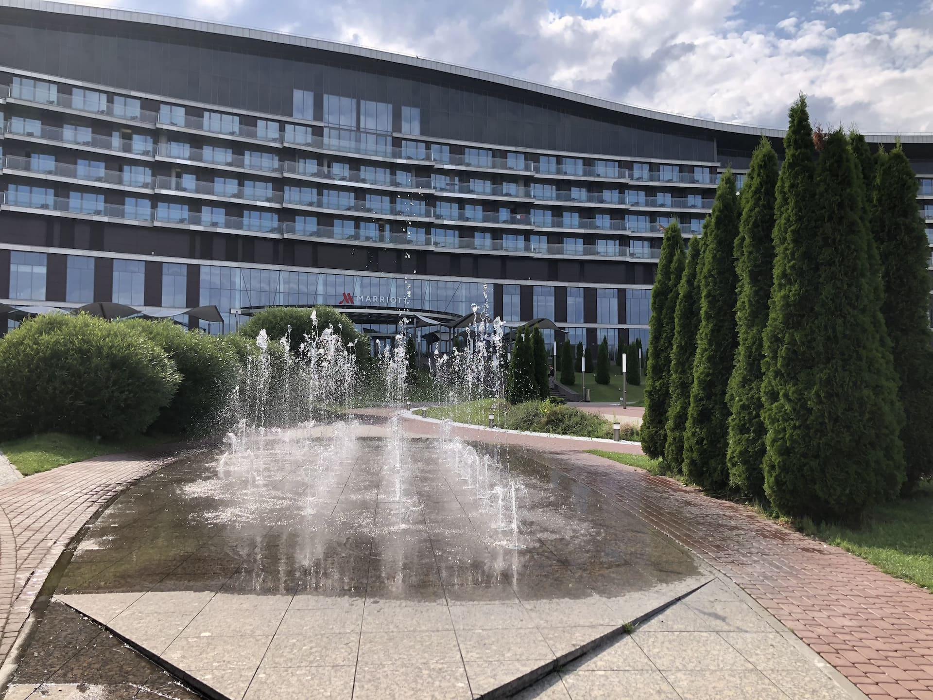 Сквер у отеля Marriott 4