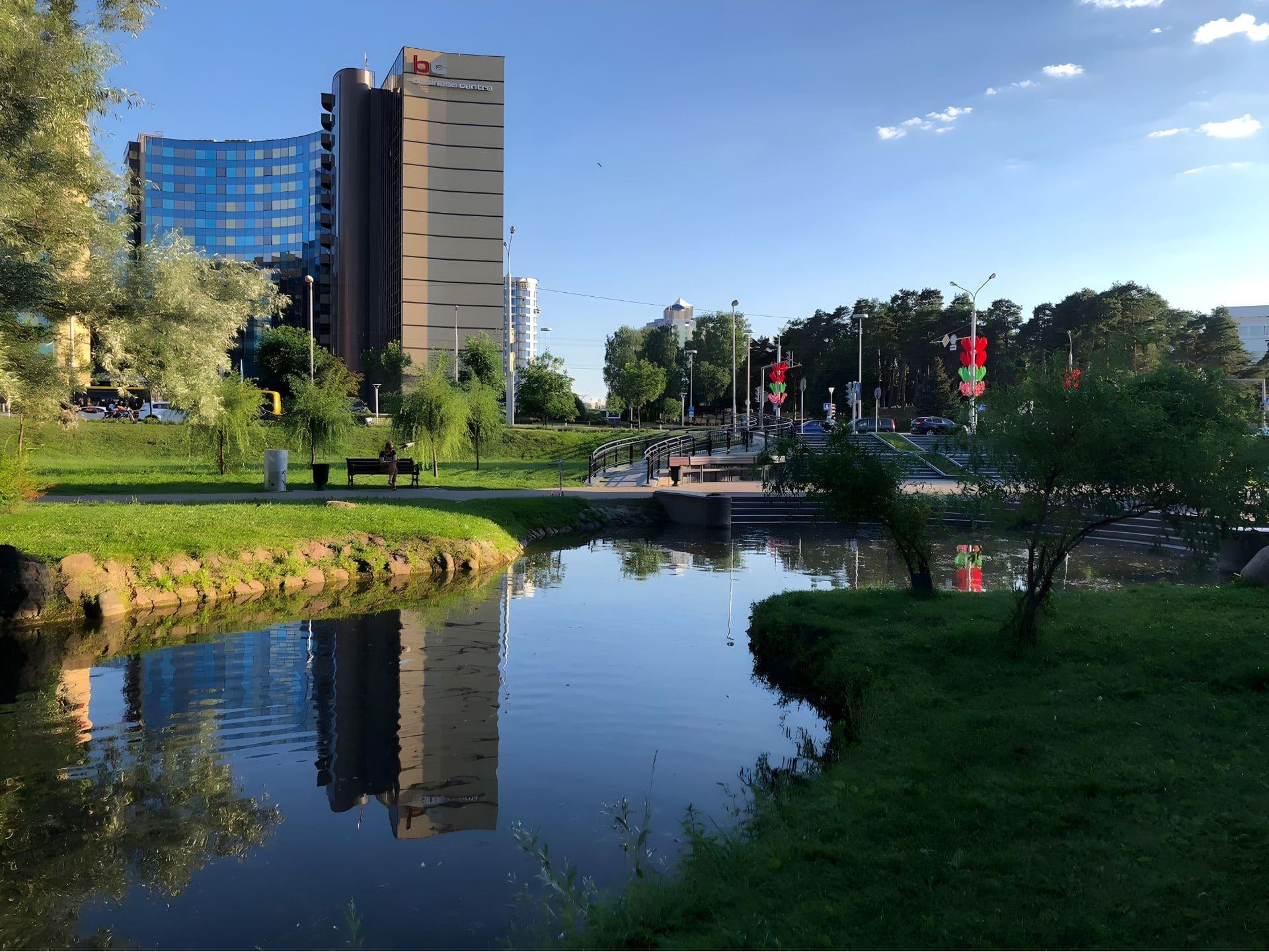 Lake in Vesnyansky Park 1