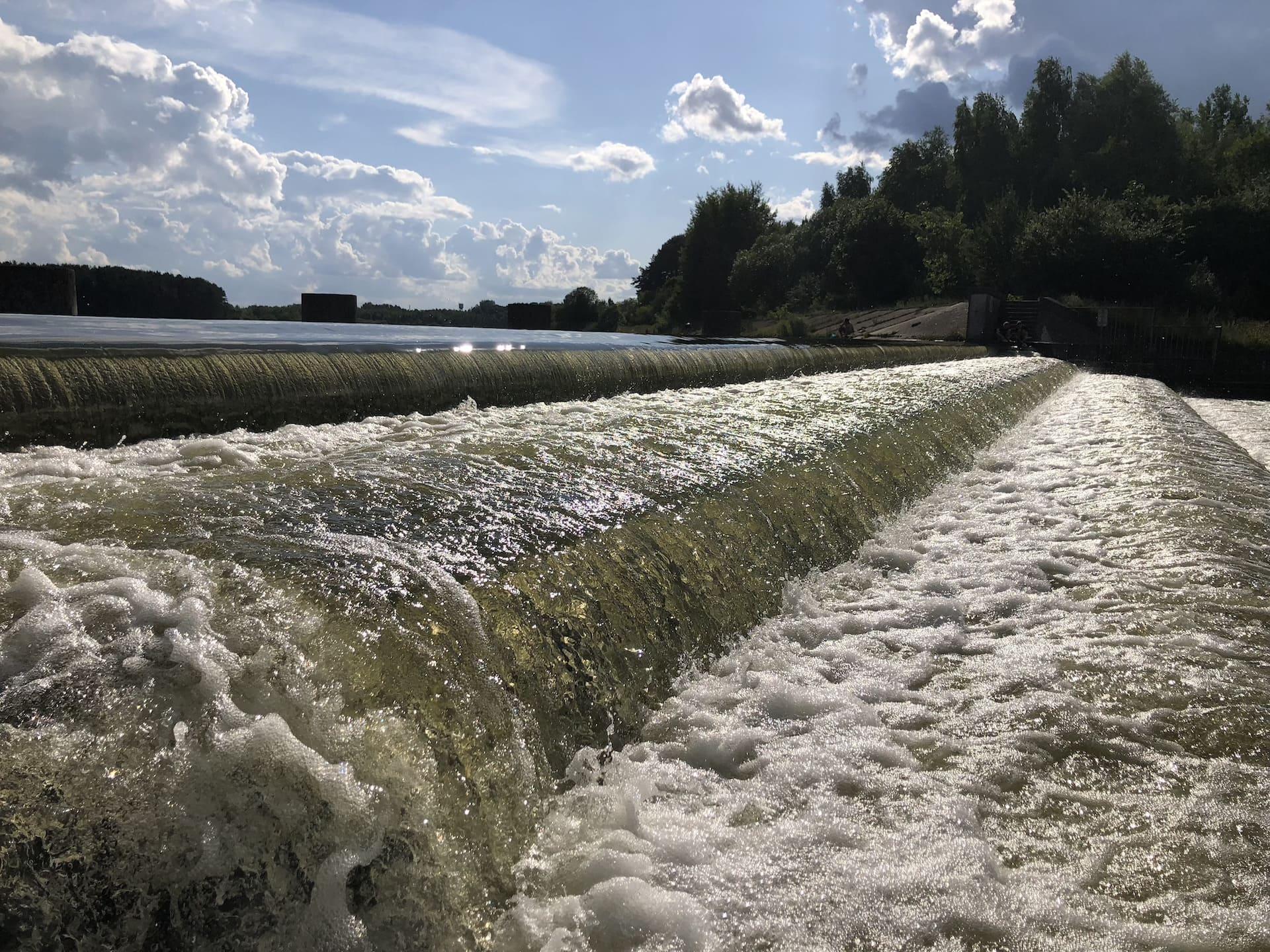 Водопад рядом с пляжем Друзья 0