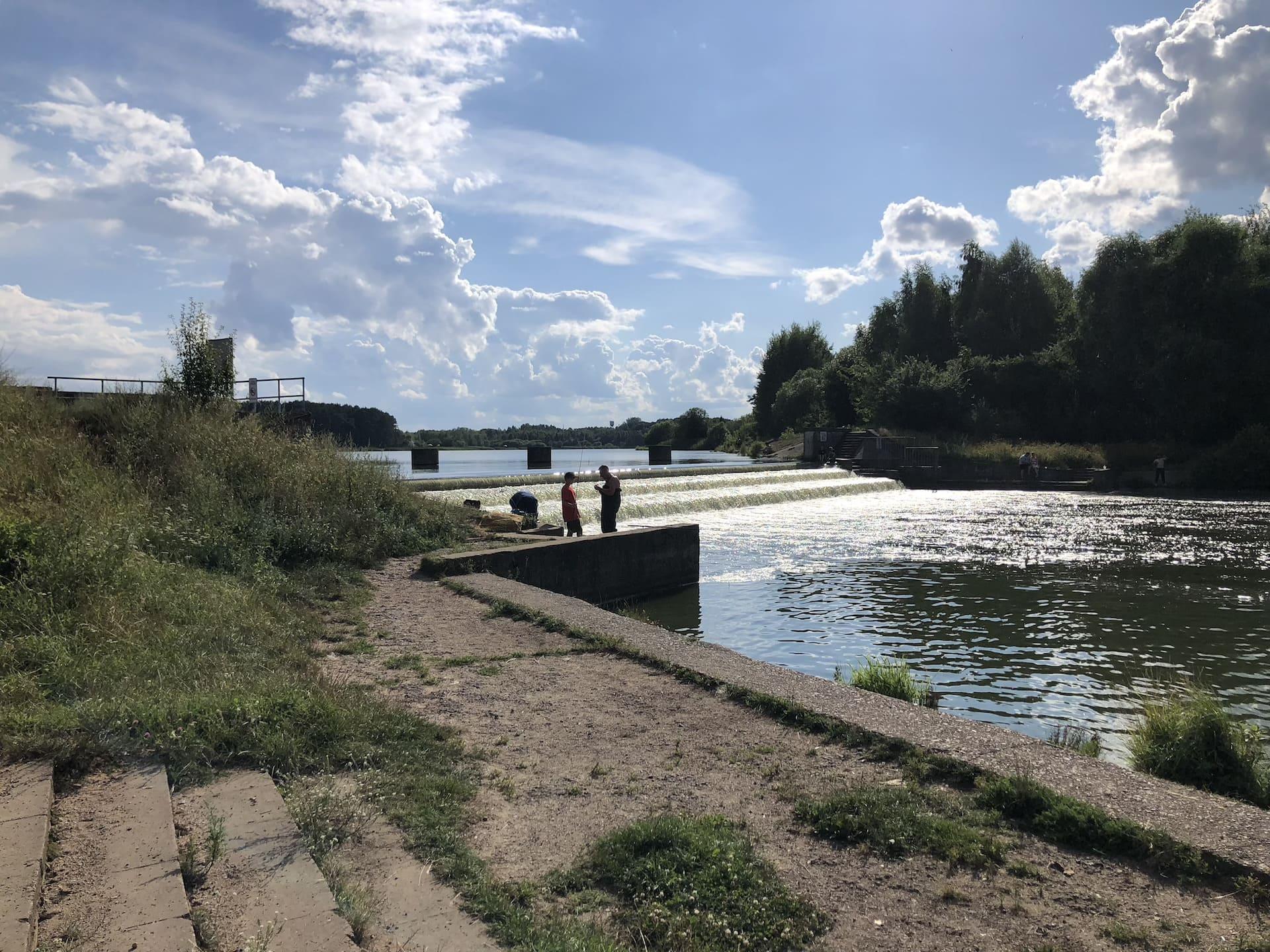 Водопад рядом с пляжем Друзья 4