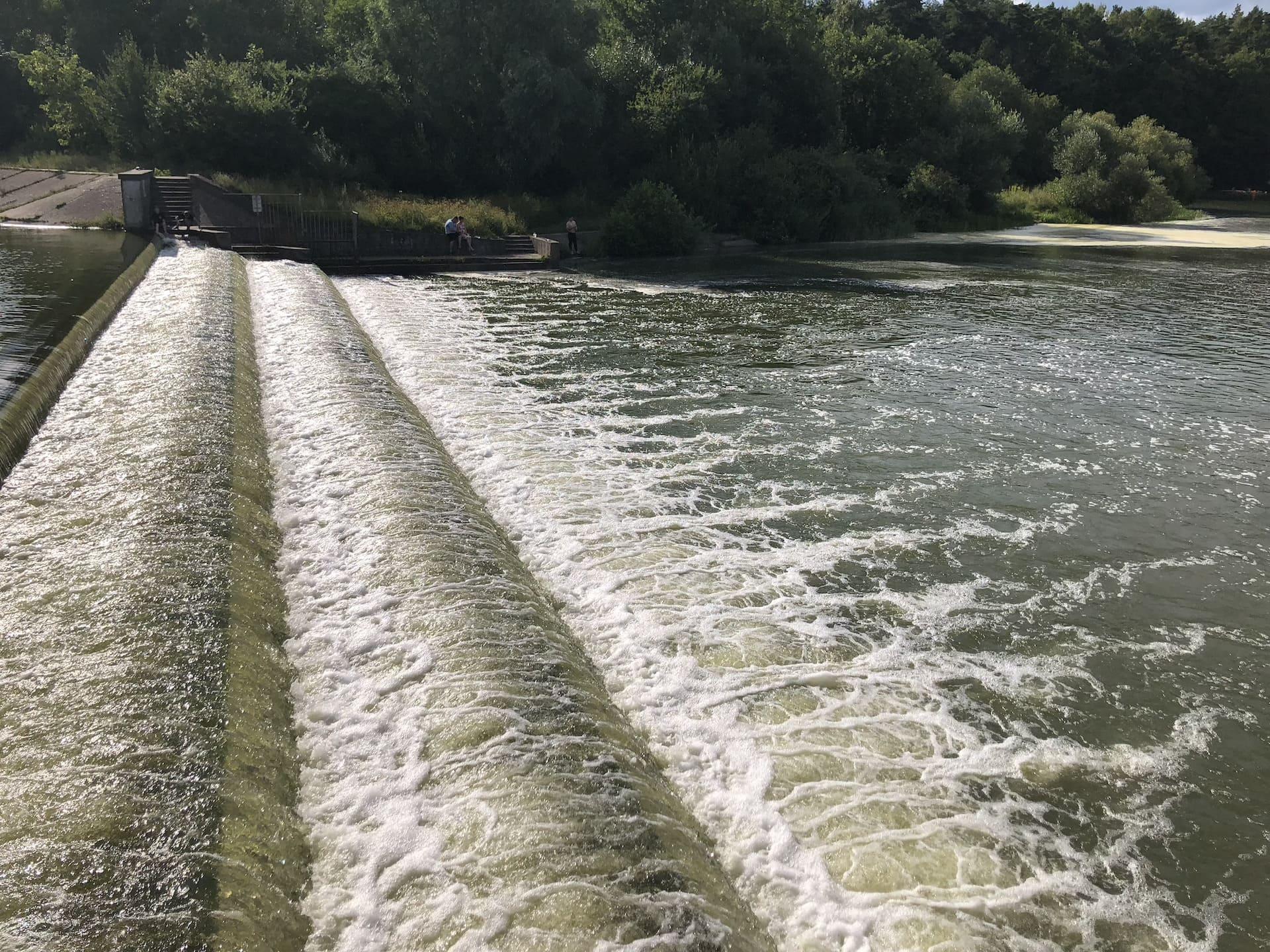 Водопад рядом с пляжем Друзья 6