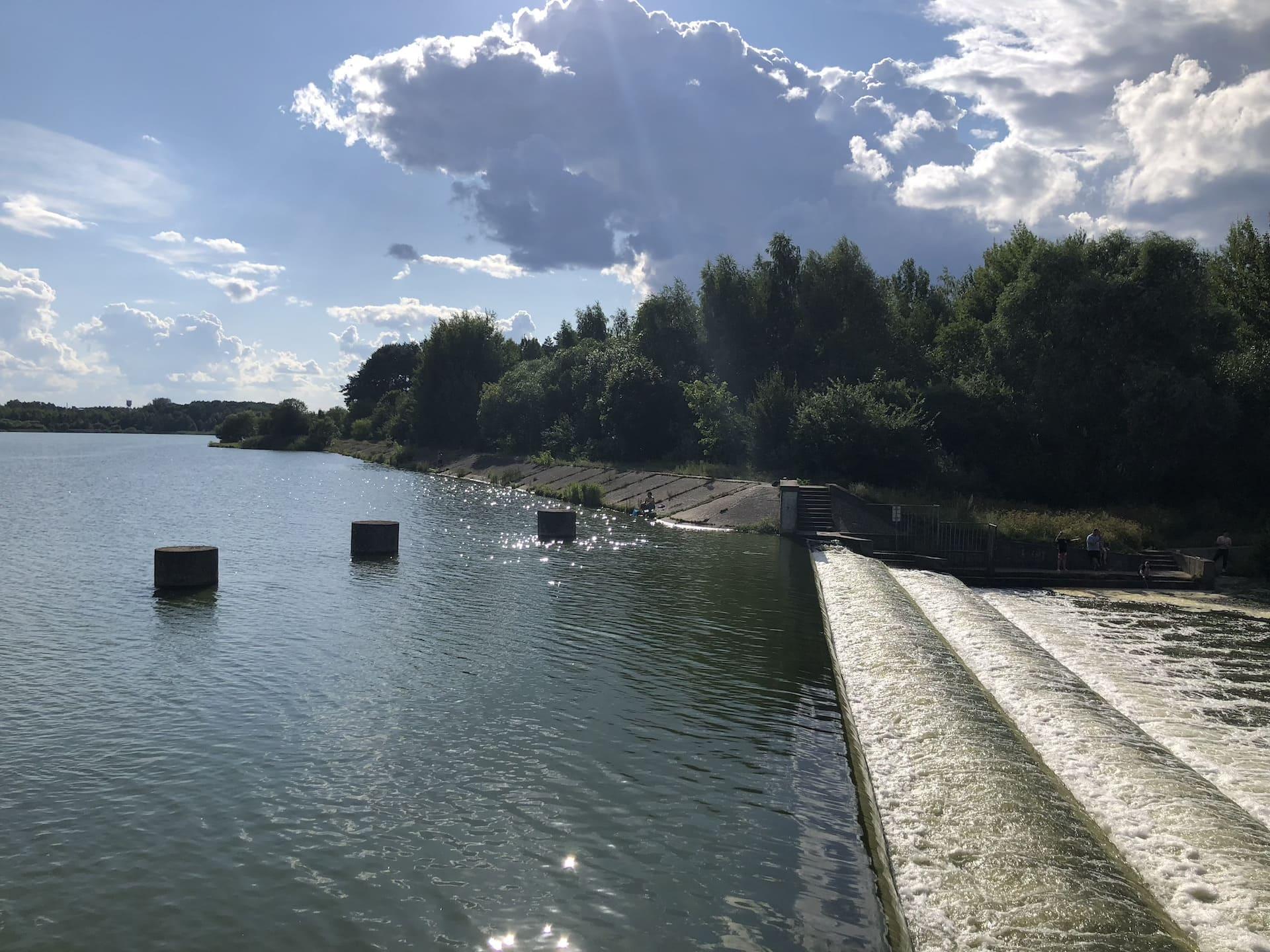 Водопад рядом с пляжем Друзья 8