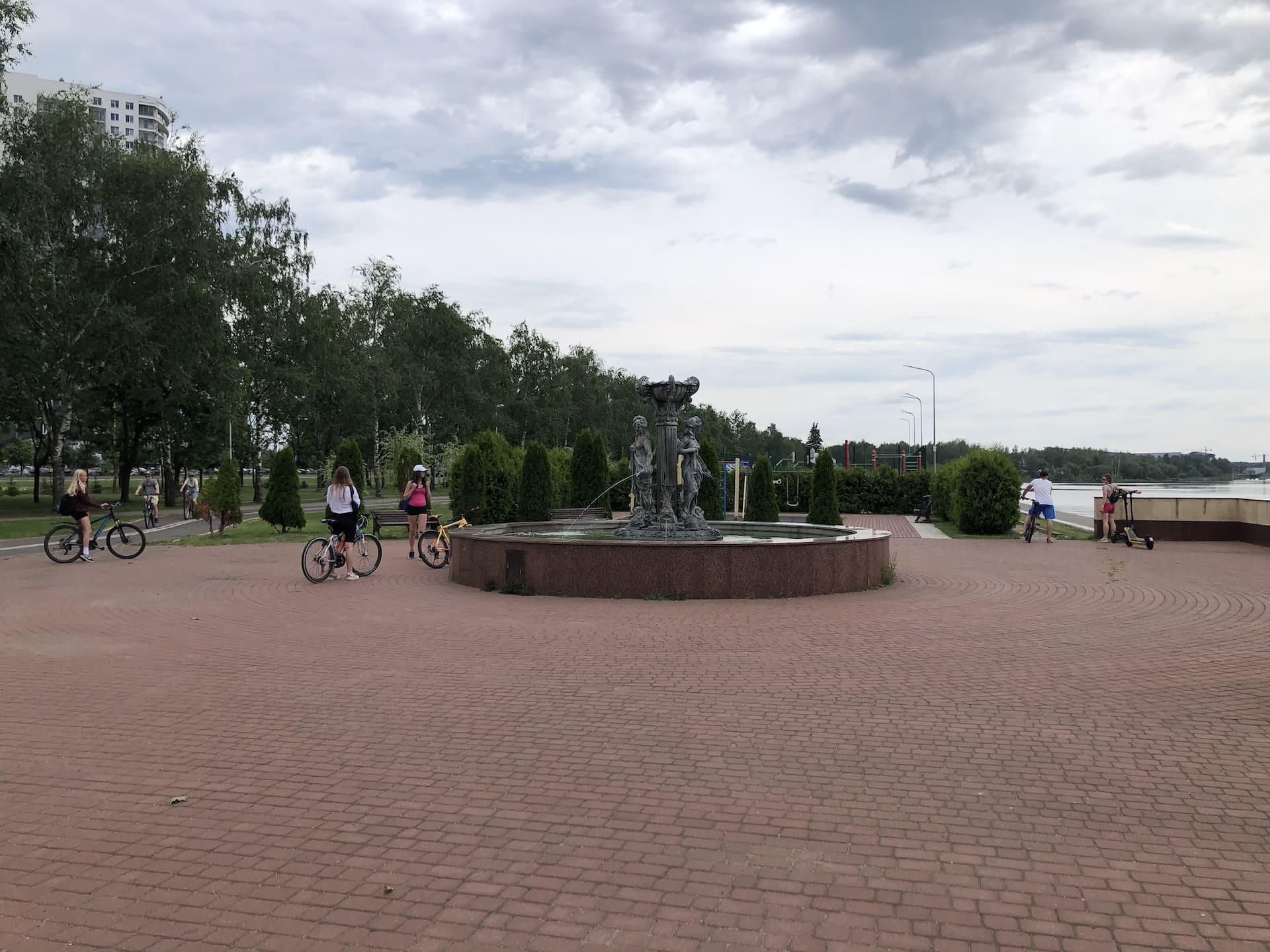 Сквер рядом с Helen & Valery Plaza 8