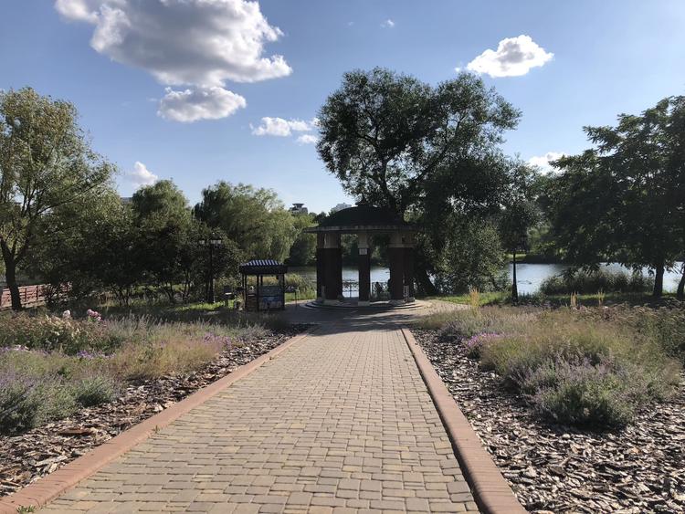 Rotunda and Embankment in Loshitsky Park