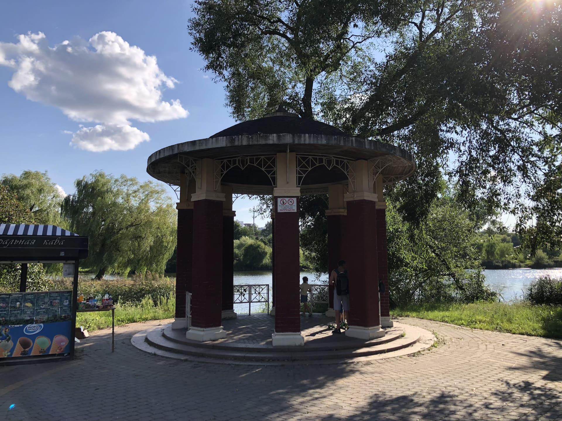 Rotunda and Embankment in Loshitsky Park 6