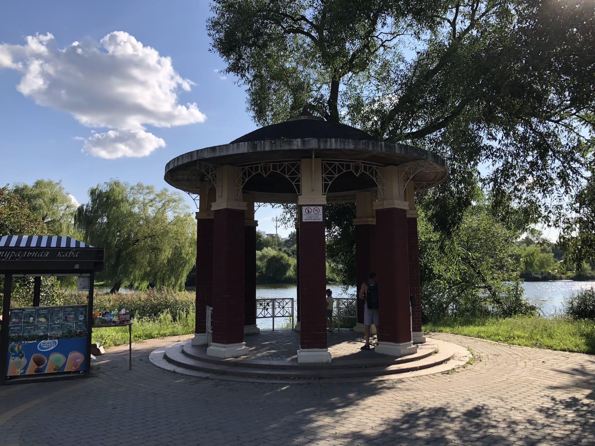 Rotunda and Embankment in Loshitsky Park 5