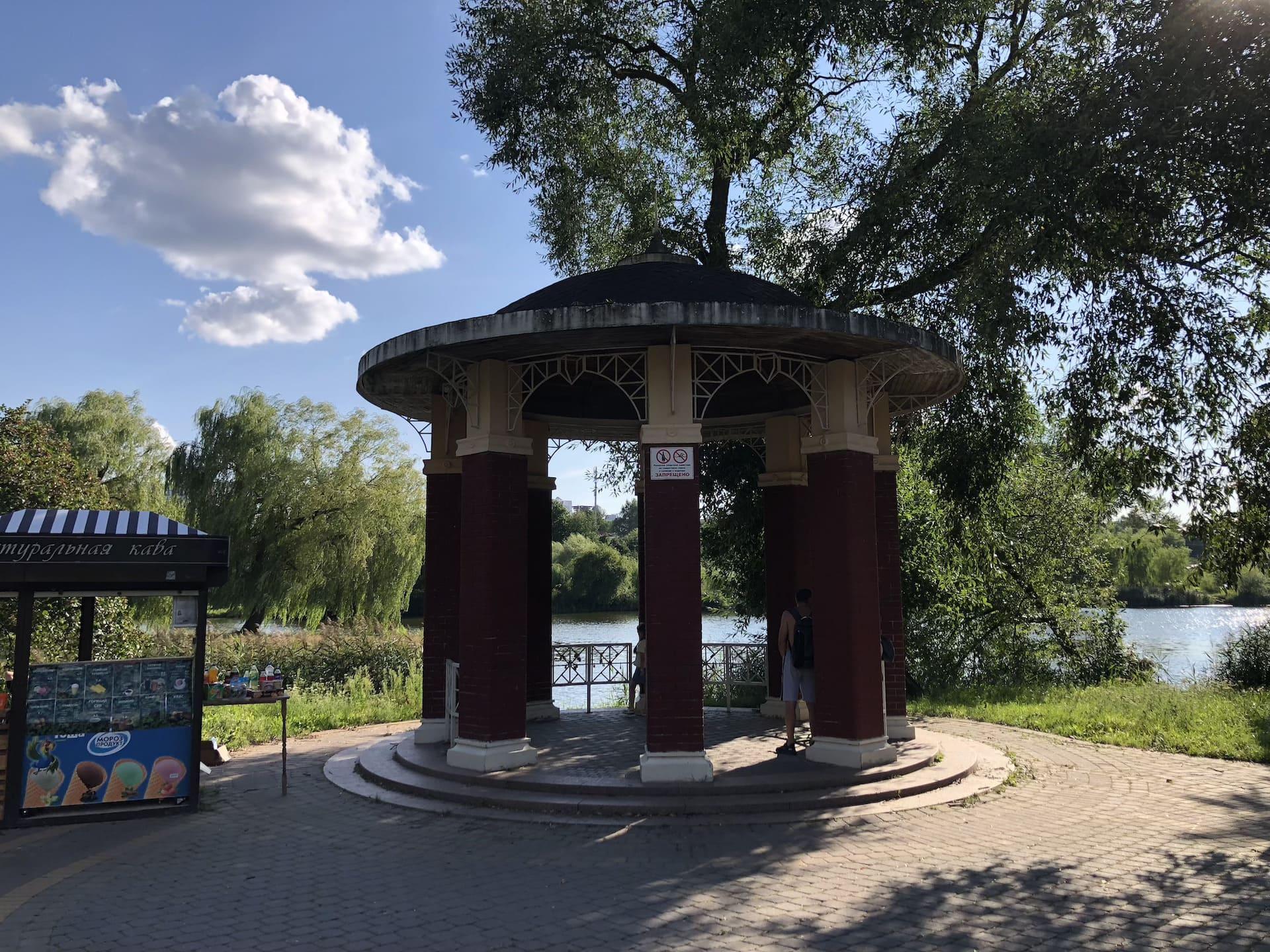 Rotunda and Embankment in Loshitsky Park 4