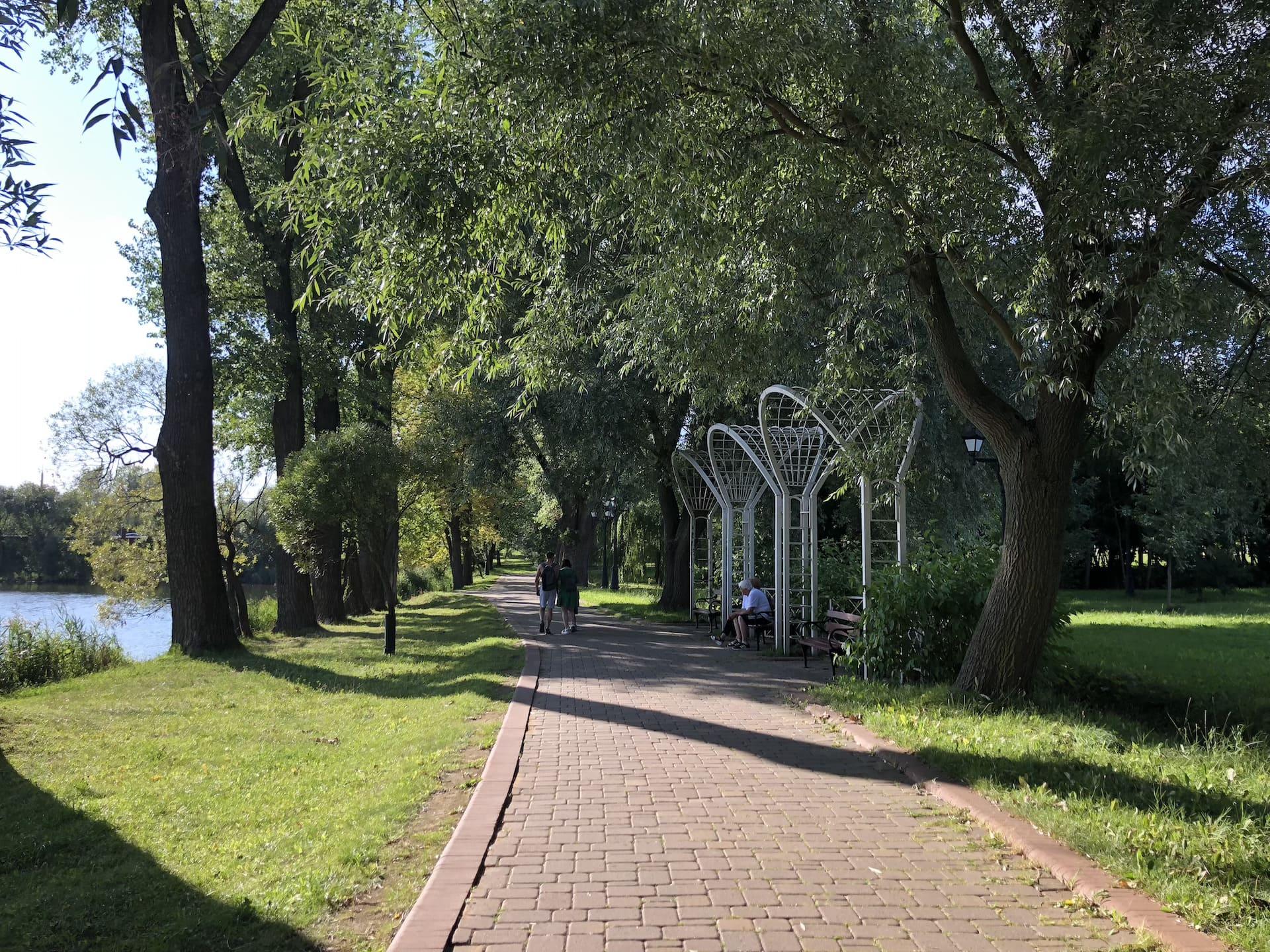 Rotunda and Embankment in Loshitsky Park 0