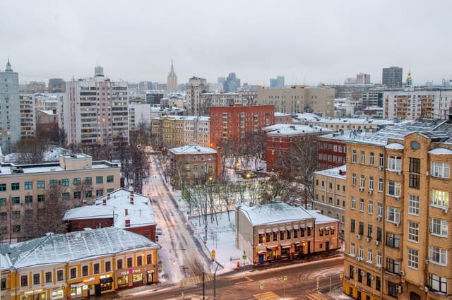 Heavy Snowfall in Moscow: City Services on High Alert