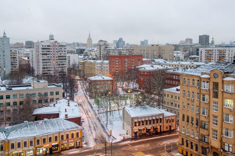 Heavy Snowfall in Moscow: City Services on High Alert