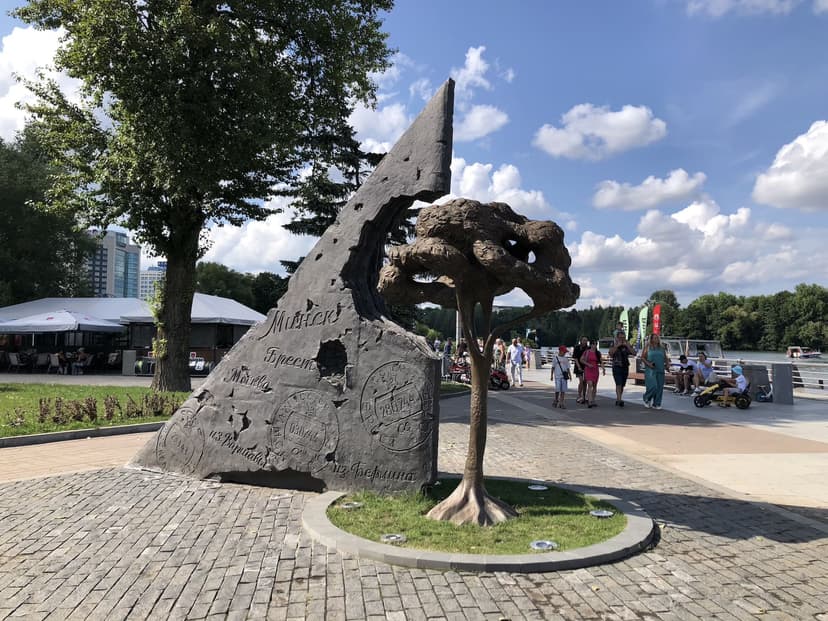 Памятник "Живая память благодарных поколений"