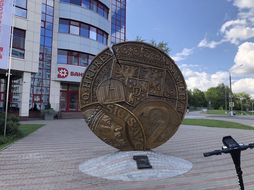 Скульптура "Монета"